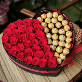 Marmaris Çiçek Kalp kutuda güller ve çikolatalar