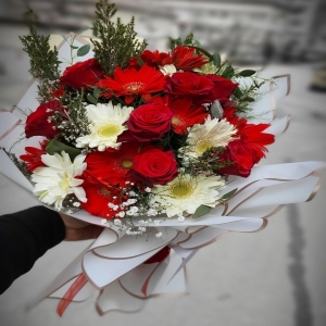 Marmaris Çiçekçiler - Papatya Gerbera Beyaz Gül Buketi