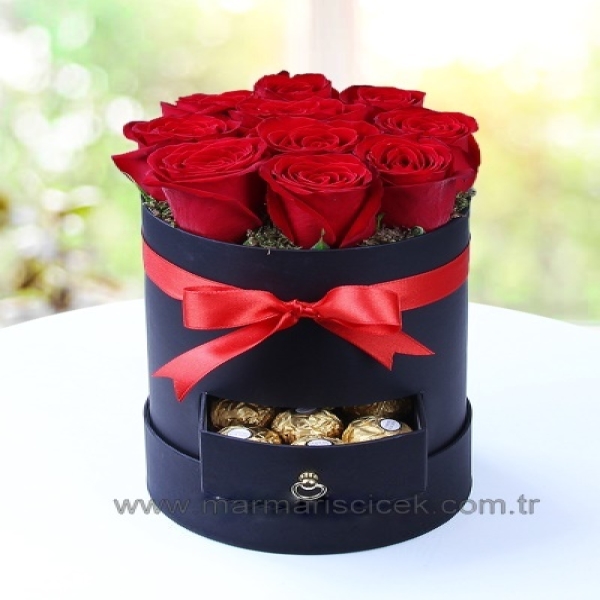  Marmaris Çiçekçi Kutuda Kırmızı Güller ve Çikolatalar